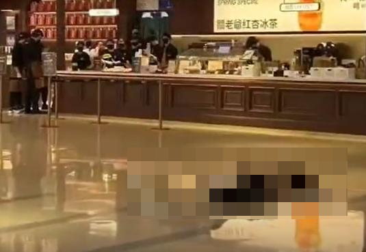 為一杯奶茶…陸女要「買貴的」與男友爆口角　商場墜樓亡