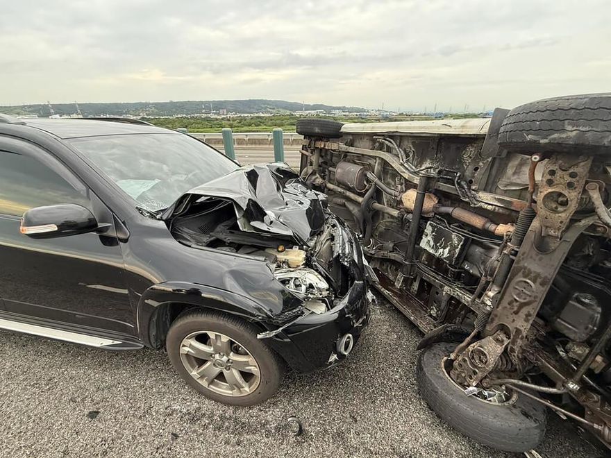 國3南向和美路段轎車爆胎側翻！2車事故6傷送醫
