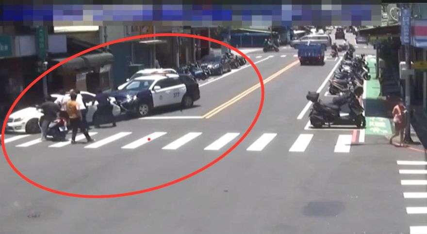 影/詐團車手落網監控手開賓士衝撞　員警負傷破窗逮人