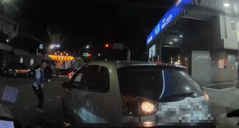 影/誇張！台南阿伯加油站插隊被罵　竟倒車衝撞對方車輛