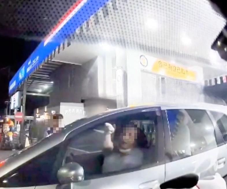 影/台南版7旬翁暴衝嚴重車禍！　插隊加油挨轟竟倒車猛撞怒罵