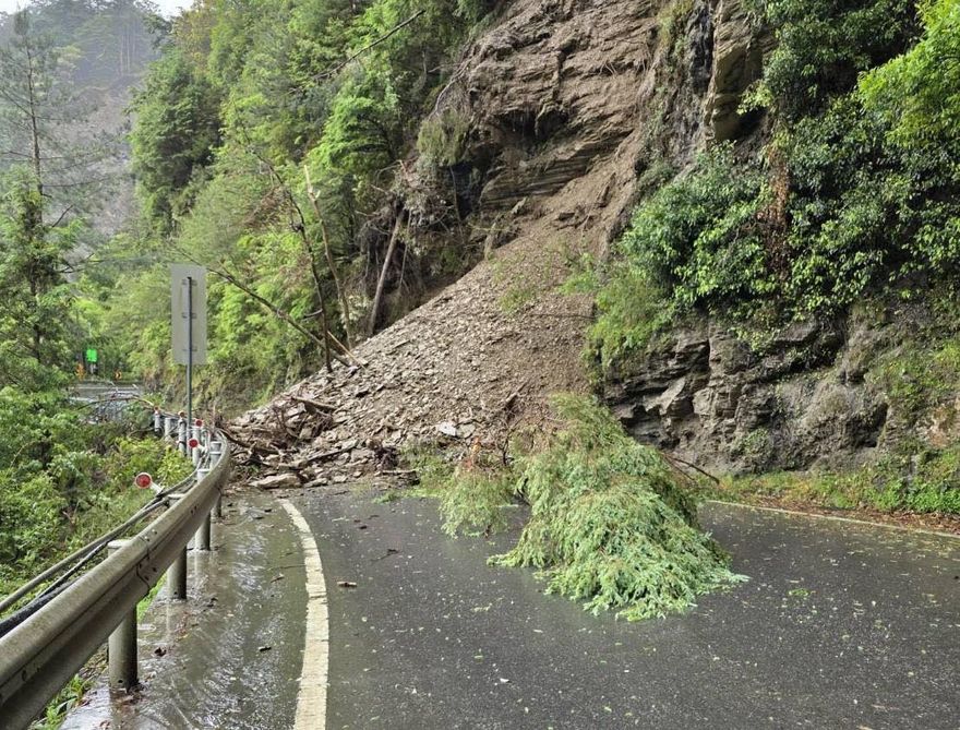 大雨狂炸！台8線合歡隧道西口道路坍方中斷