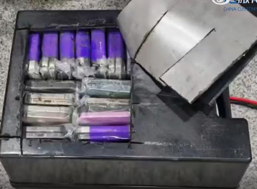 影/輪椅成走私工具！港男電池箱塞42部手機　遭海關活逮