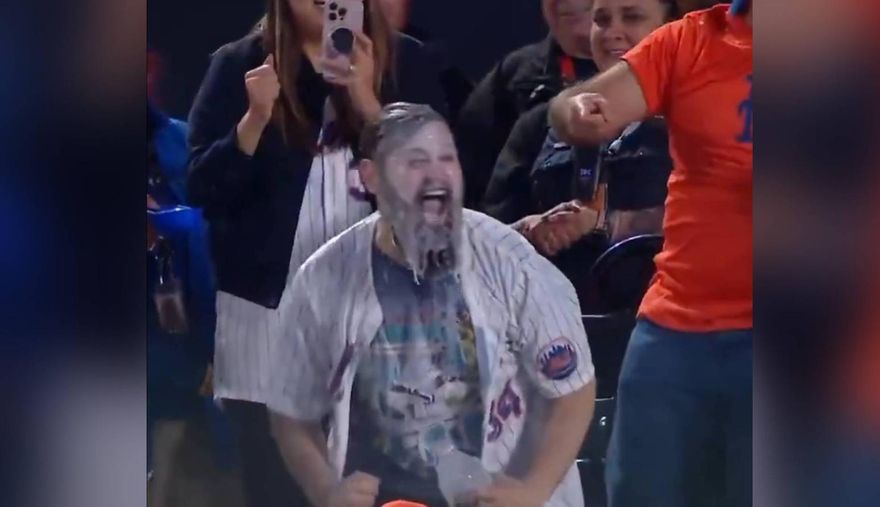 MLB/大都會球迷嗨翻天　自淋牛奶「變雕像」眾人傻眼