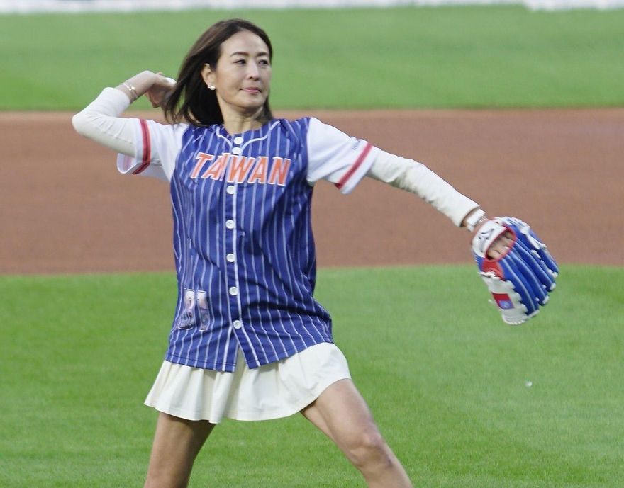 MLB/賈永婕大聯盟登板！大都會台灣日開球　驕傲秀國旗