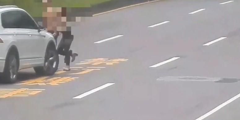 影/南港展覽館前情侶大吵！莽男失控欲撞車　駕駛嚇壞急倒車
