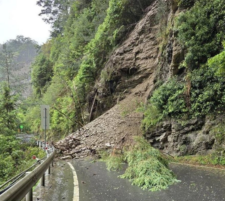 台8線109.8K邊坡坍方＋土壤含水量趨飽和　晚間預警性封路
