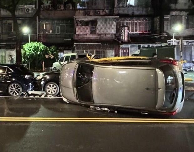 影/板橋也有長者惡駕駛！　7旬嬤連撞2車嗆沒錢「不然告我」
