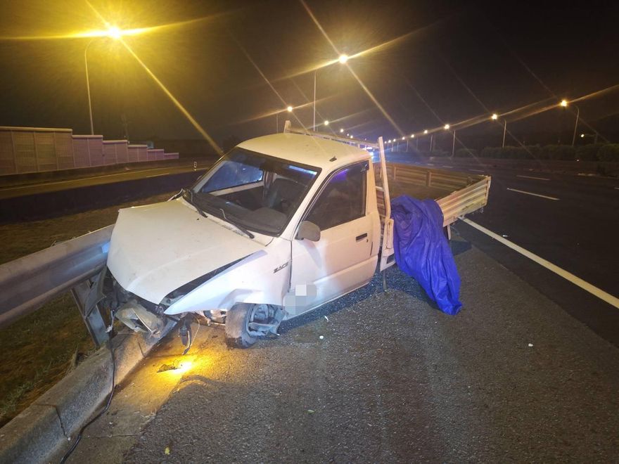 國1岡山段小貨車追撞大貨車再衝護欄　車頭全爛棄車落跑