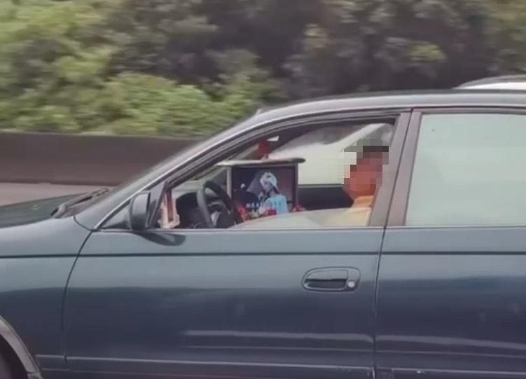 影/扯！國1翁邊開邊看「行動卡拉OK」　油罐車旁呼嘯過