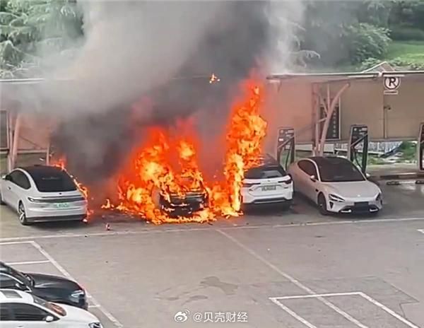 影/火燒車驚魂！蘇州充電站多車燒成廢鐵　現場慘況曝