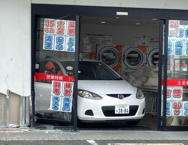 也是78歲！日本老翁倒車「油門踩太猛」　衝進洗衣店大門毀