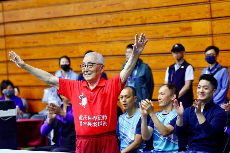 世壯運/104歲羽球老頑童合拍李洋　曝長壽秘訣：多看美女