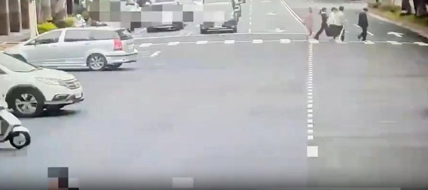 影/北市隨機攻擊！日男遭粉衣怪女從後方踹腿　警展開追查
