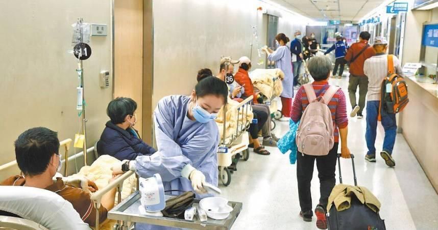 老爺爺需換尿布「太太喊不會」醫曝急診現況：壓力爆表