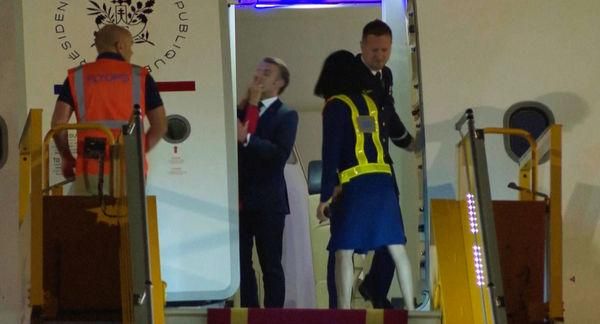 法國第一夫人「推臉」總統影片瘋傳　馬克宏：只是開玩笑