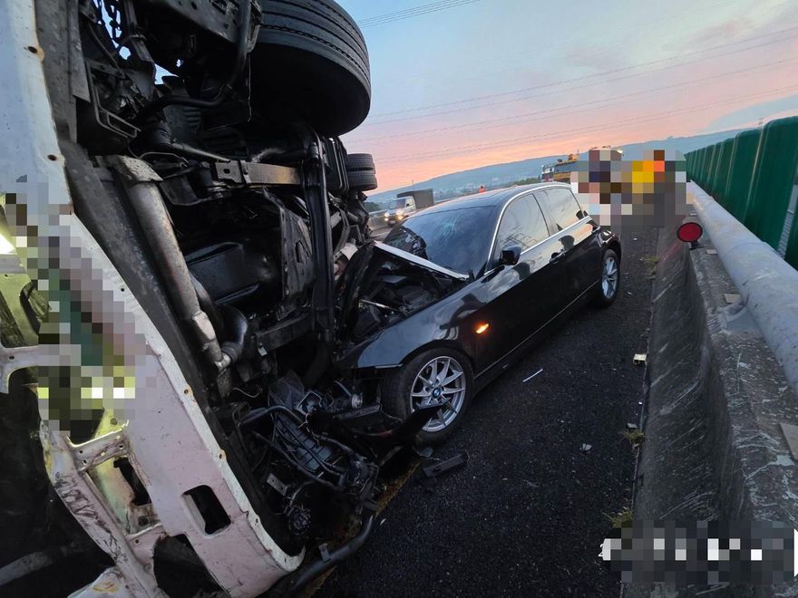 國1南向「貨車撞聯結車翻覆　BMW慘追撞」近距離變形直擊