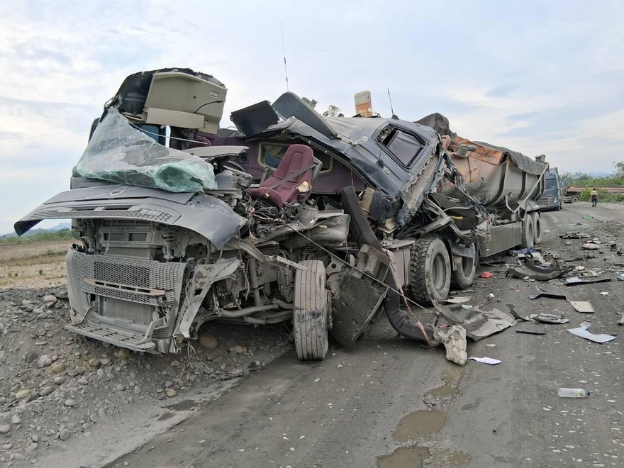 影/又有酒駕！屏東河床2砂石車對撞　駕駛拋飛當場輾死