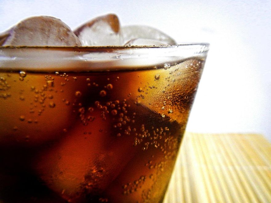 愛喝碳酸飲料恐害尿路結石！醫：每週1瓶以下可降風險