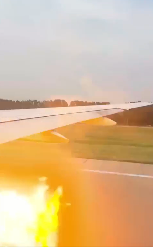 影/疑發動機故障！美客機北京起飛時急煞停　乘客：機翼竄火