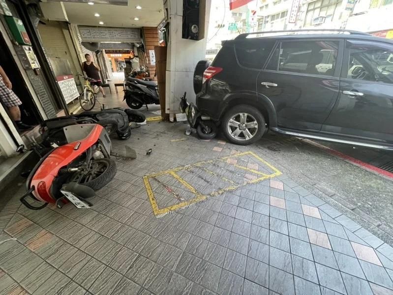 影/北市74歲翁暴衝撞騎樓1傷　駕照因酒駕「早被註銷」