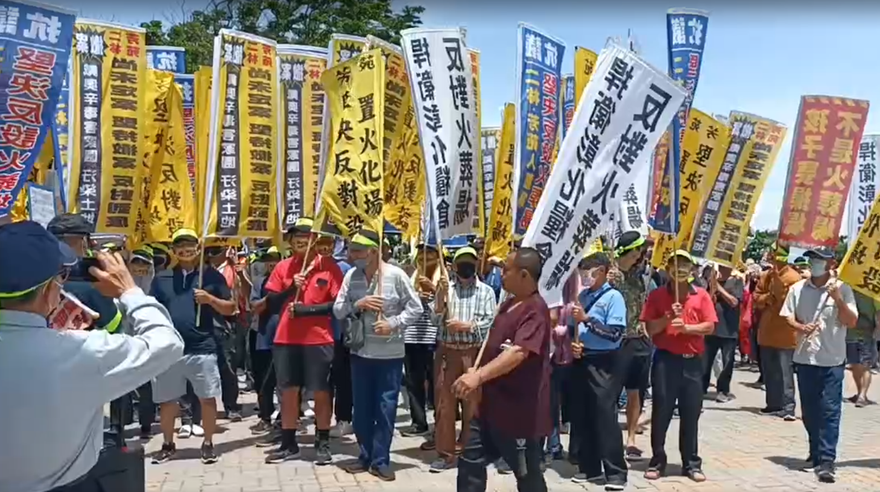 影/彰化二林蓋火葬場500民舉旗怒吼！　1人衝入管制區摔傷