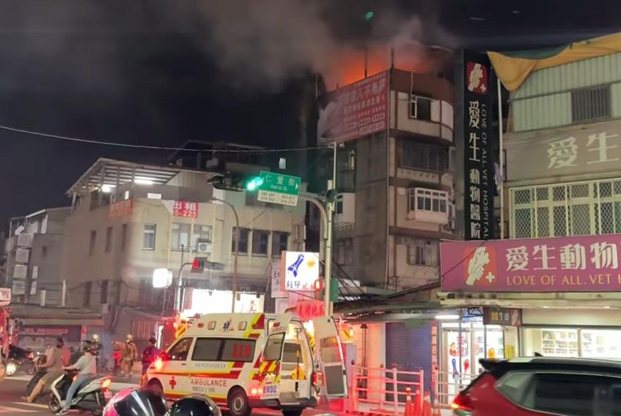 新北三重住宅火警　公寓頂樓竄火舌