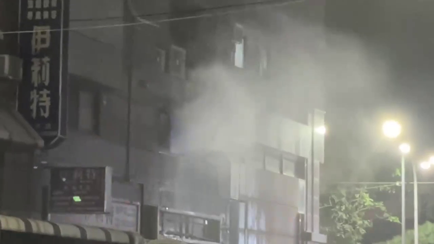 影/台中民宅大火！樓上燒到樓下「窗戶爆裂」