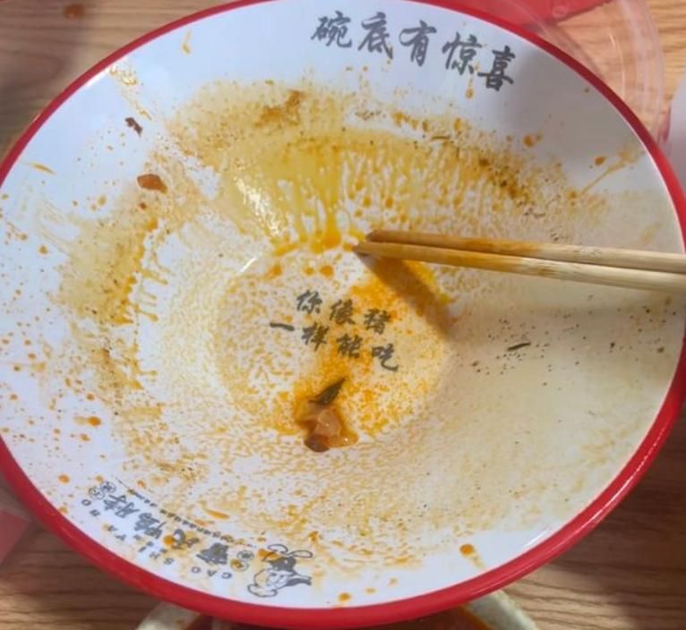 幽默？陸女吃麻辣燙　碗底赫見「你像豬一樣能吃」超傻眼