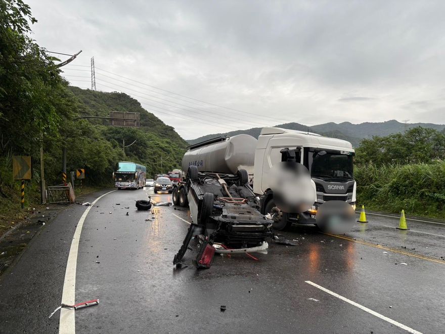 影/台2線小車撞大車翻覆！肇事駕駛酒測值「0.34」