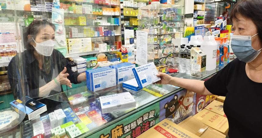快篩試劑買到了嗎？台大醫估「至少2週後」才能輕鬆買到
