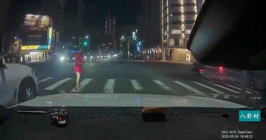 影/高雄紅衣女過馬路硬闖紅燈「嚇壞駕駛」　還揮手致意