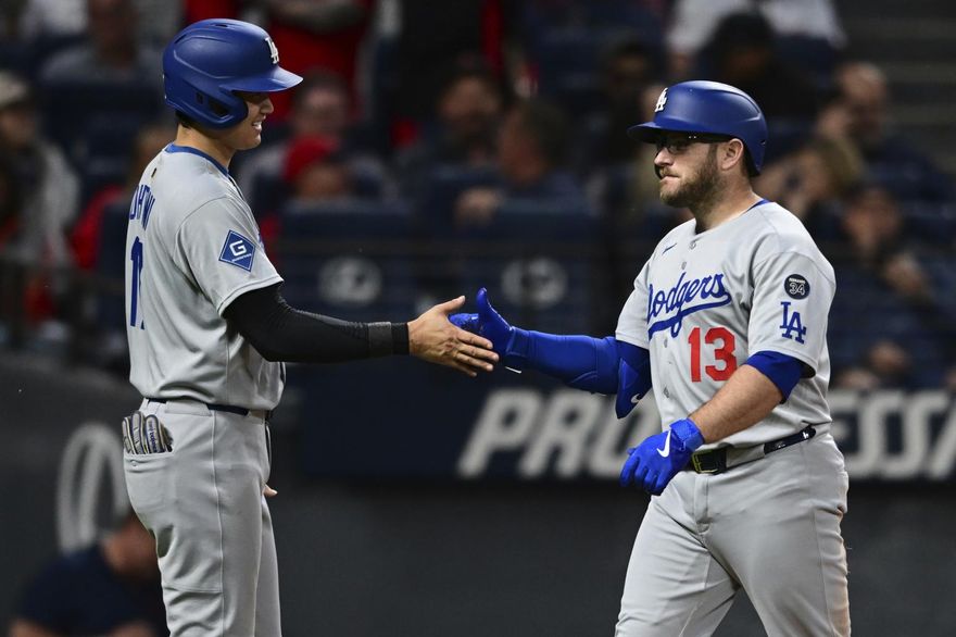 MLB/道奇三壘開轟受訪　球迷目光全放在打赤膊的大谷翔平上