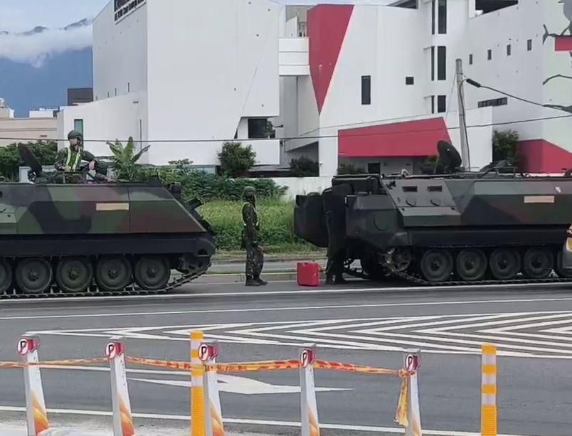 影/台東軍方訓練出事！裝甲車等紅燈糗拋錨…顧路直擊