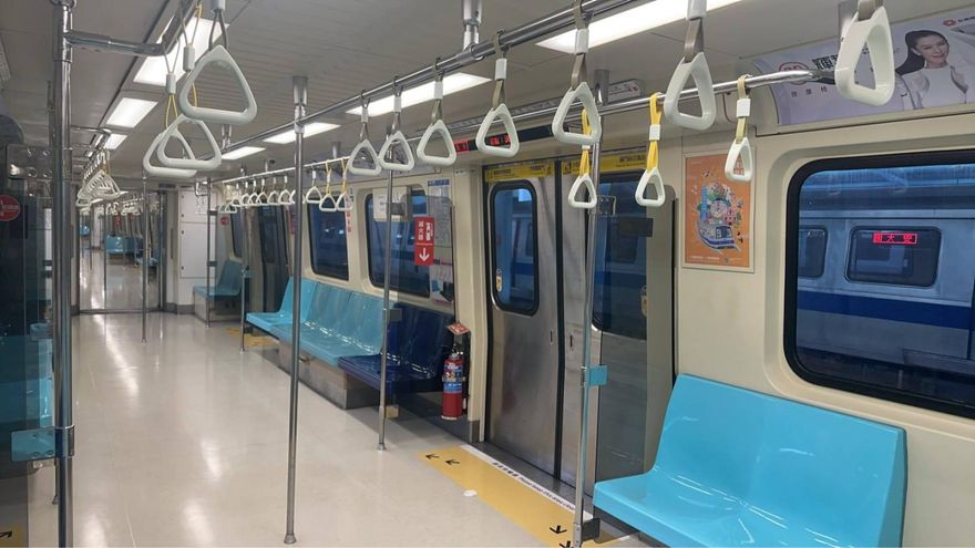 北捷車廂手拉環「調降6公分」　通勤族讚：終於得救了