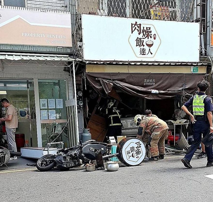 影/噩夢持續！台南「車輛暴衝撞進店家」驚悚直擊