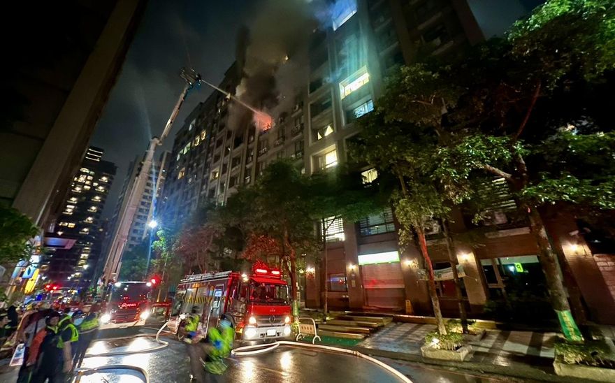 影/林口住宅大樓火警7F竄火煙　警消灌救幸無人傷