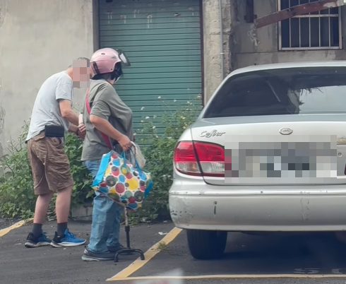 新北老翁步履蹣跚「奔向」駕駛座！警攔查驚見駕照已註銷