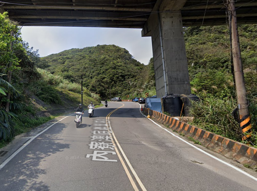 基隆外木山驚魂！四輪機車過彎失控　身障騎士慘摔邊坡