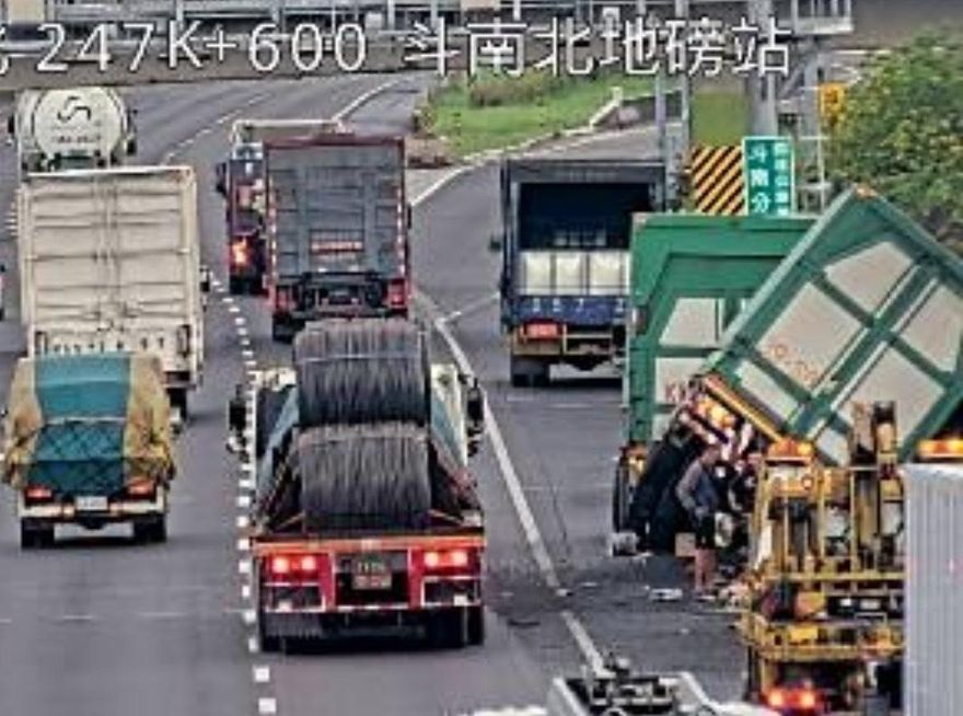 影/國1北向斗南段「貨車、聯結車追撞」破碎交疊！畫面直擊