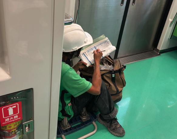 女工人蹲中捷車廂讀書劃重點　認真背影感動11萬網友