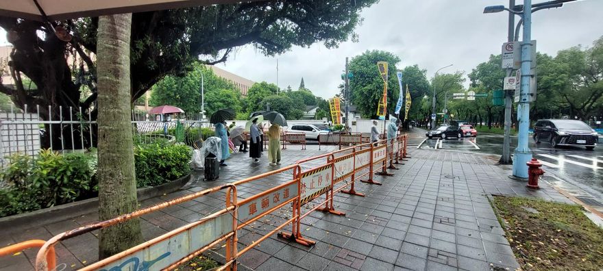 小草冒雨集結！柯文哲遭延押後出庭　京華城案對質認罪邵琇珮