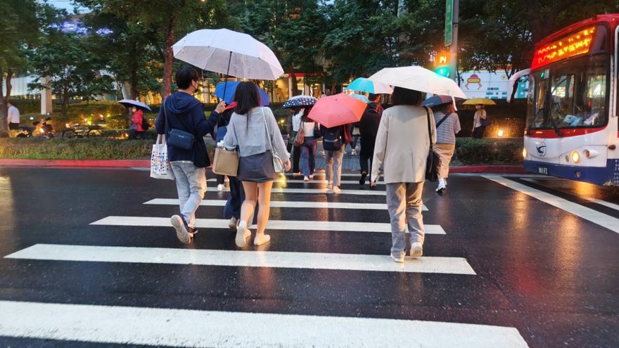 雨要來了！　氣象粉專：大量雲雨帶加速東移，將抵台灣西部