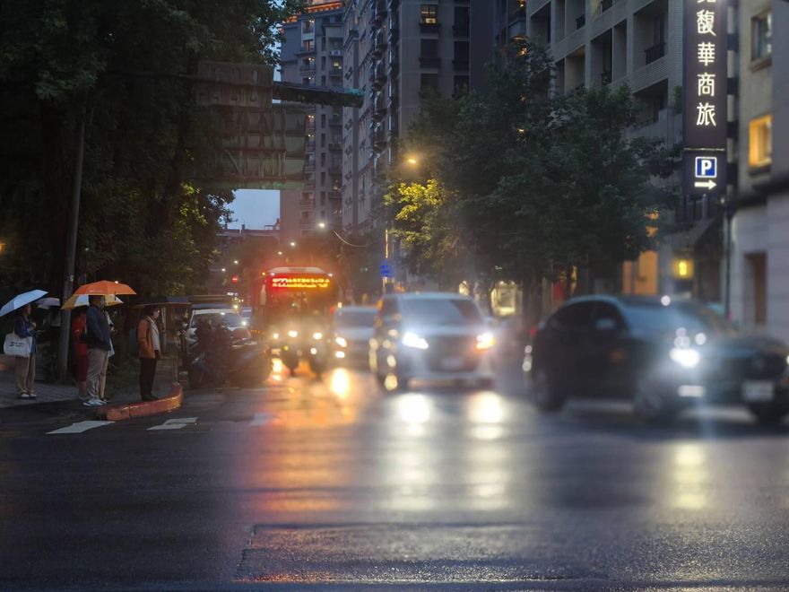 雨彈狂襲！15縣市豪大雨警報　慎防坍方、落石及溪水暴漲