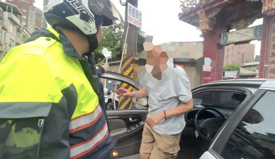 影/驚險阻止全程直擊！新北鶯歌無照68歲翁「快走不動還硬開車」