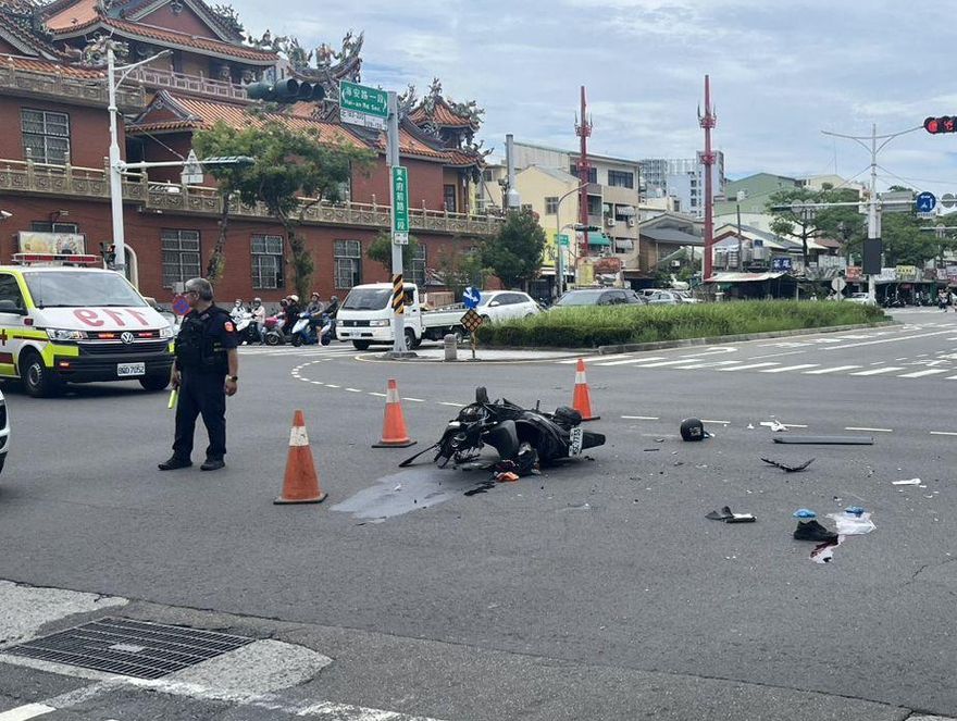 影/慘烈影片曝光！台南多元計程車碰撞雙載機車「1重傷1命危」