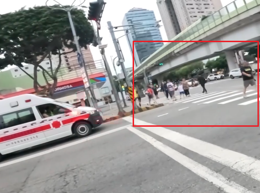 影/台中鳴笛救護車遇「帝王行人」堵路　救護員揭無奈真相
