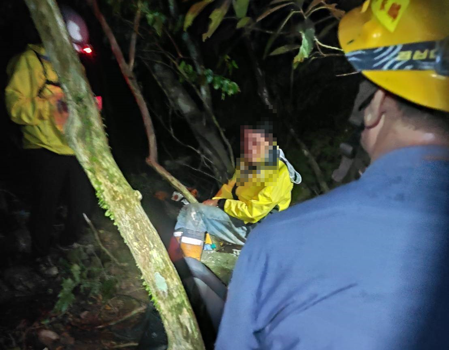 亞泥花蓮礦區員工摔落邊坡受困　23名警消冒雨徒步救援