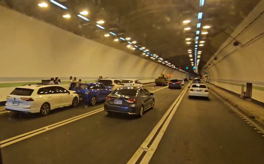 影/國3中寮隧道4車大追撞！回堵7公里　時速僅24公里