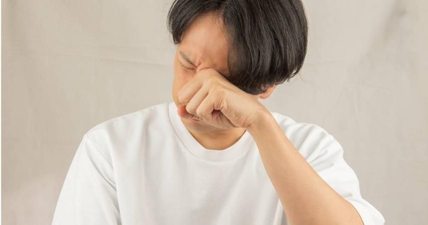 福建男愛揉眼20天近視加深200度　「角膜變圓錐形」凸出來